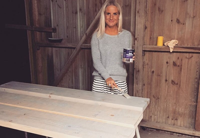 Julie lager sitt eget spisebord Julie lager sitt eget spisebord